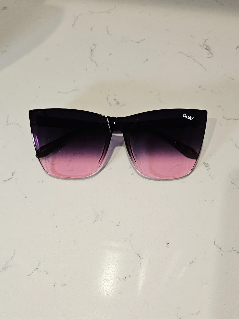 Quay Come Thru Sunglasses – Pink Gradient Lenses – EUC w/ Case